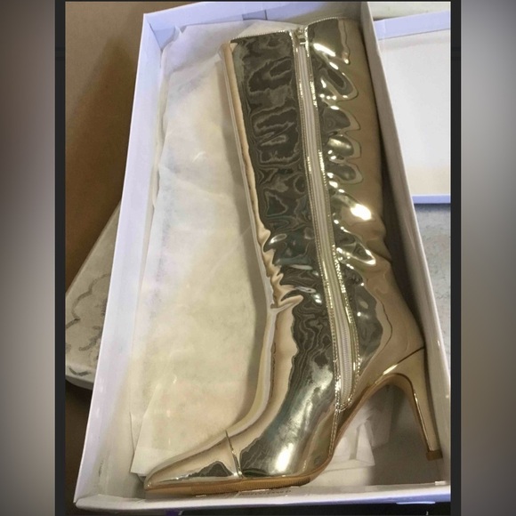 NWT ShoeN’ Tale Metallic Gold Heeled Pointed Toe Boots - Picture 6 of 6